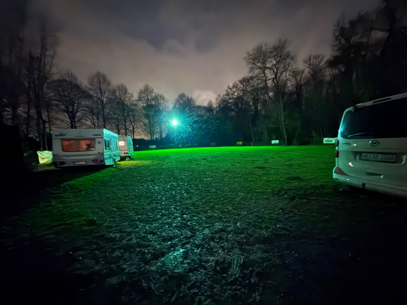 Der Platz wurde zum Campingplatz umfunktioniert